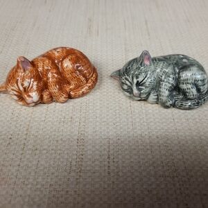 Grey Yellow Tabby Sleeping Cat Kitty Salt Pepper Shakers New Tags